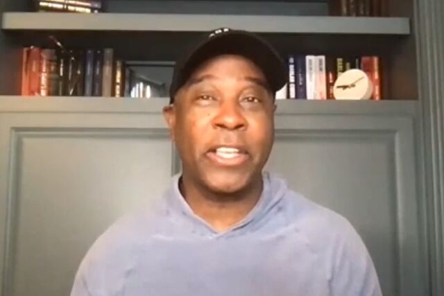 Charles, atendiendo a los medios.