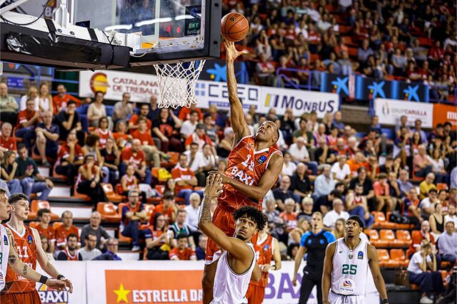 Louis Olinde intenta atrapar un bal�n.