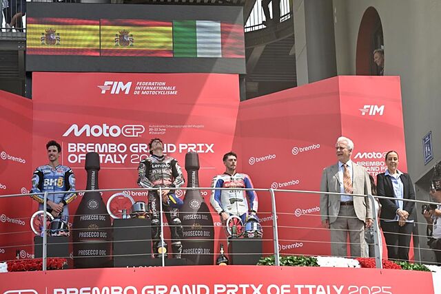 Marc M�rquez, entre �lex y Di Giannantonio, en el podio de Mugello.