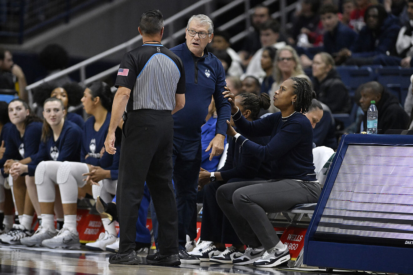 Geno Auriemma argues with an official