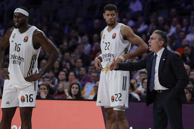 Sergio Scariolo junto a Tavares y Garuba.