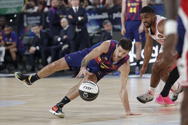 Laprovittola cae al suelo en una acci�n de los cuartos de final de Copa ante el UCAM.