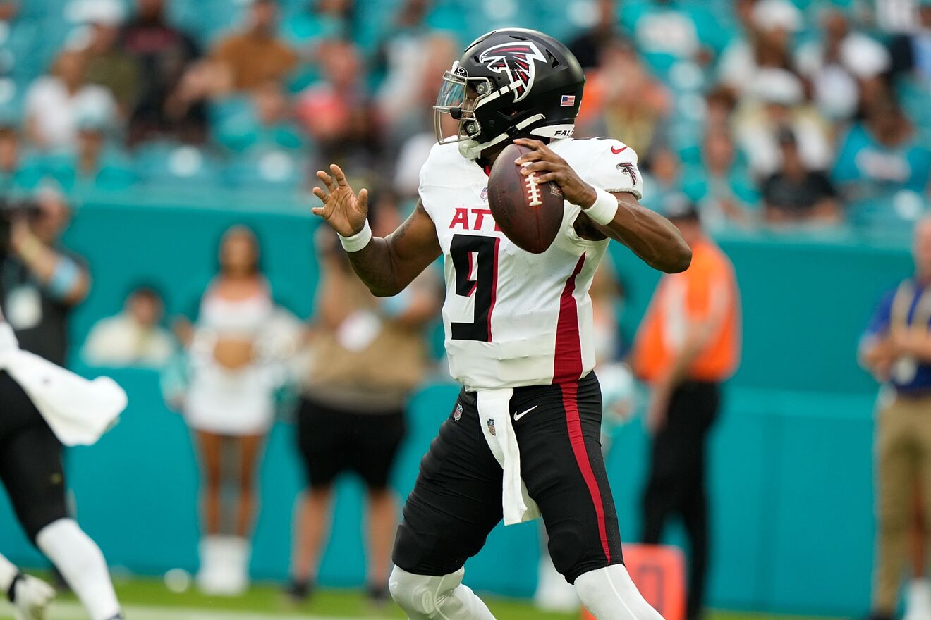 Atlanta Falcons quarterback Michael Penix Jr. (9) aims a pass during...