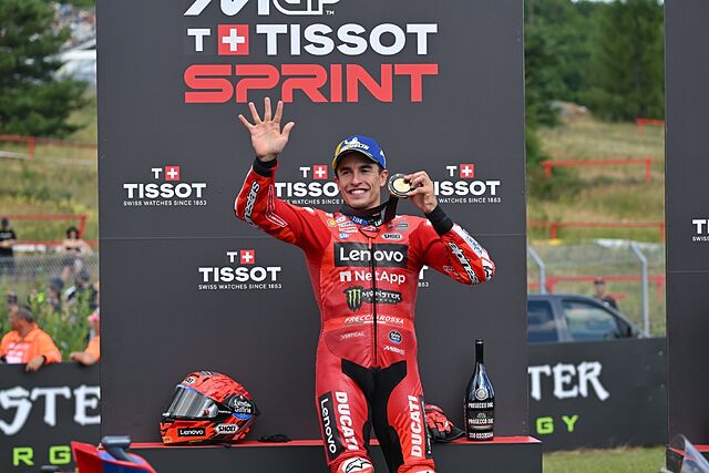 Marc M�rquez, en el podio del Sprint de Brno.