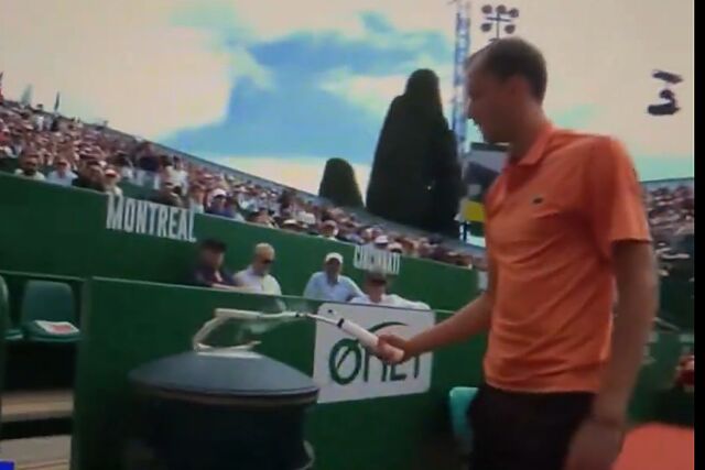 Medvedev, tras romper la raqueta a golpes