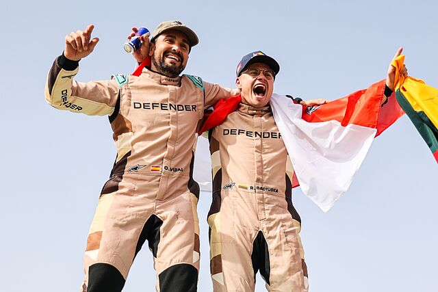 Oriol Vidal celebra su victoria en el Dakar con su piloto, Rokas Baciuska.