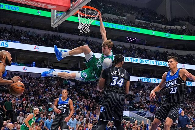 Cooper Flagg hace un mate en el partido ante los Magic.