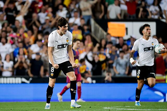 Javi Guerra celebra el 1-1 que marc� al Barcelona en Mestalla.