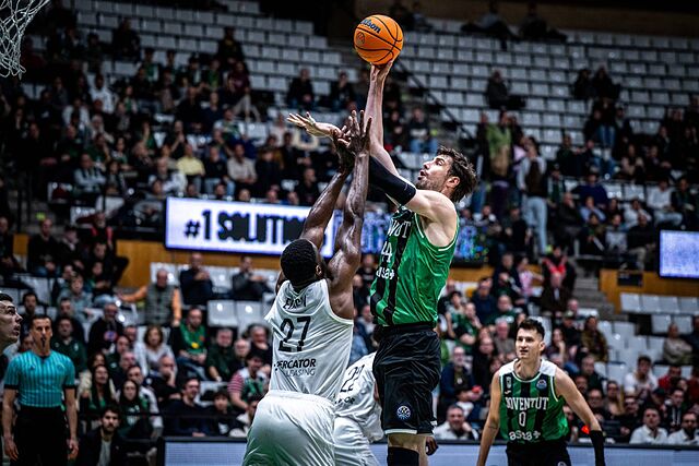 Ante Tomic lanza un gancho.