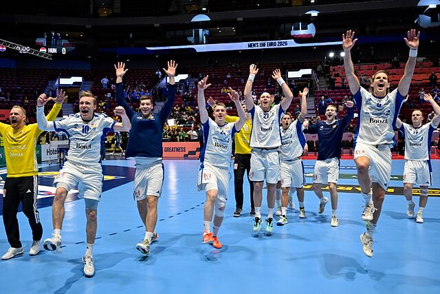 La selecci�n de Islandia celebra su pase a semis.