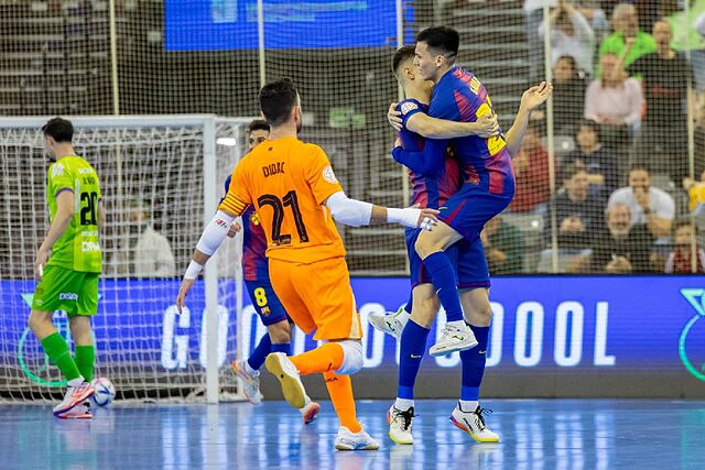 Adolfo, D�dac Plana y Antonio P�rez celebran con Luciano Gauna el 1-0