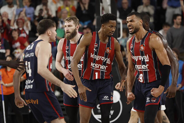 Diakite y Luwawu-Cabarrot reaccionan en un momento del partido.