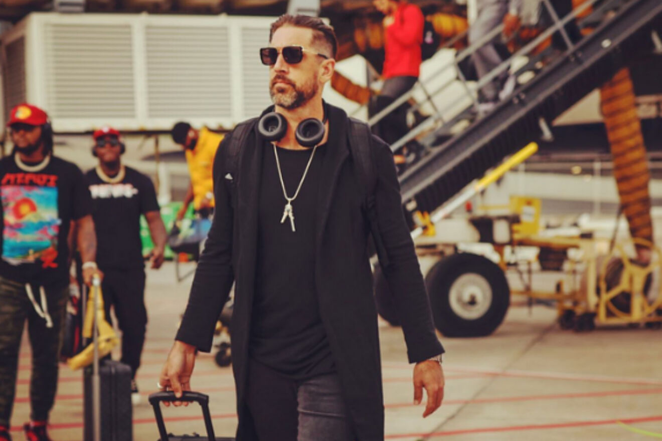 Aaron Rodgers will spend four days at a darkness retreat to try...
