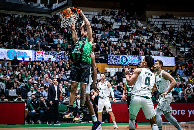 Cameron Hunt hace un mate en el partido ante el Unicaja.