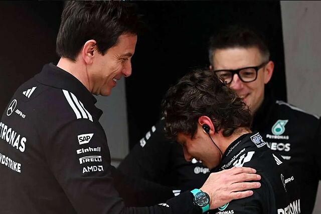 Wolff felicita a una Antonelli llorando tras cruzar ganador en China.