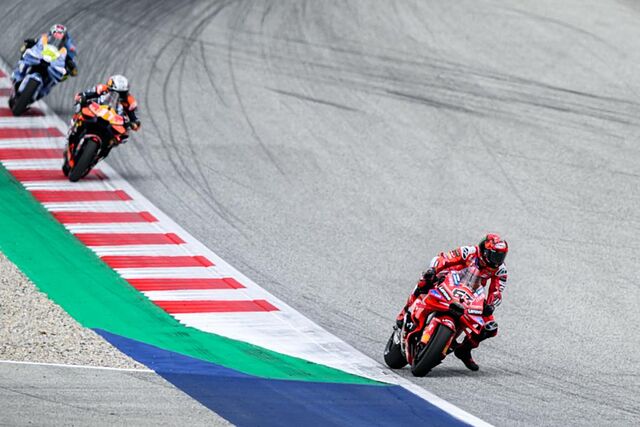 Pecco Bagnaia, delante de Acosta y Aldeguer, que luego le pasaron.