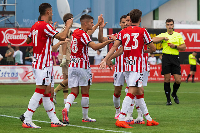 Los jugadores del Athletic celebran un gol ante el Racing de Santander