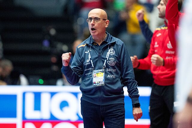 El seleccionador espa�ol, Jordi Ribera, celebra un gol ante Francia.