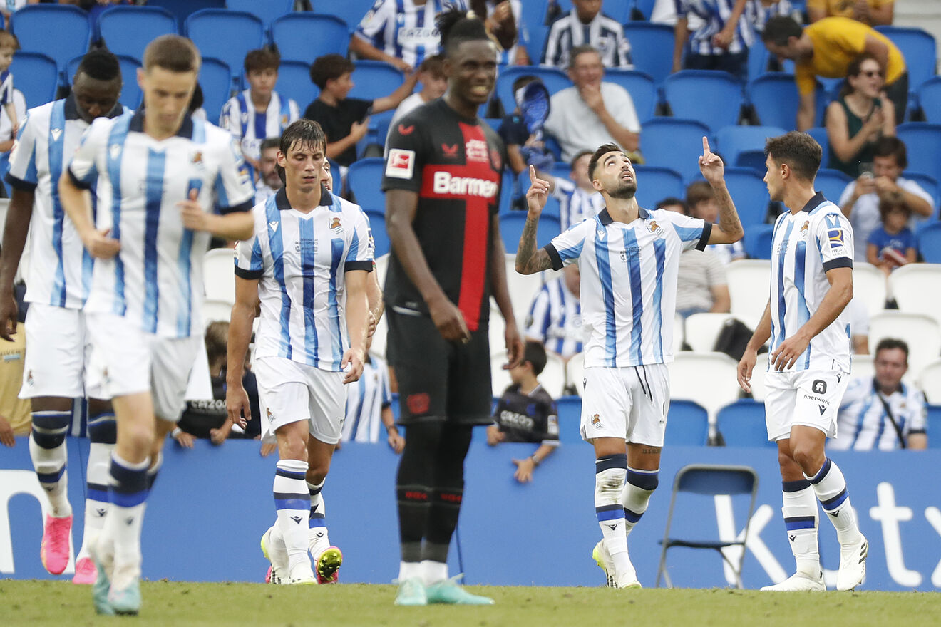 Brais M�ndez celebra su gol mirando al cielo, rodeado de compa�eros.