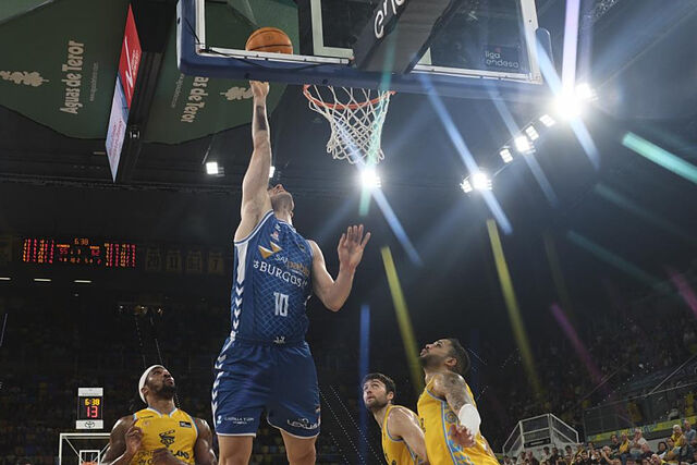 Gonzalo Corbalan anota ante la defensa del Gran Canaria