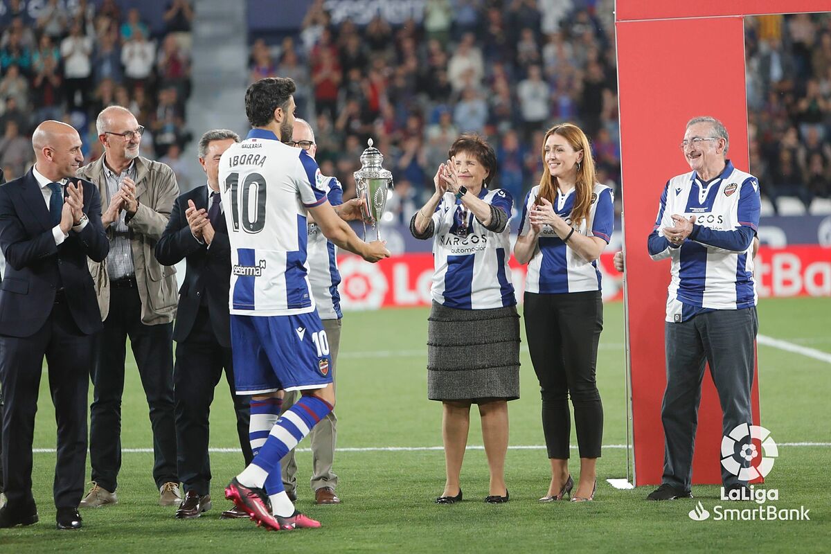 Levante: El Levante recibe la copa de la España libre de 1937 con los ...