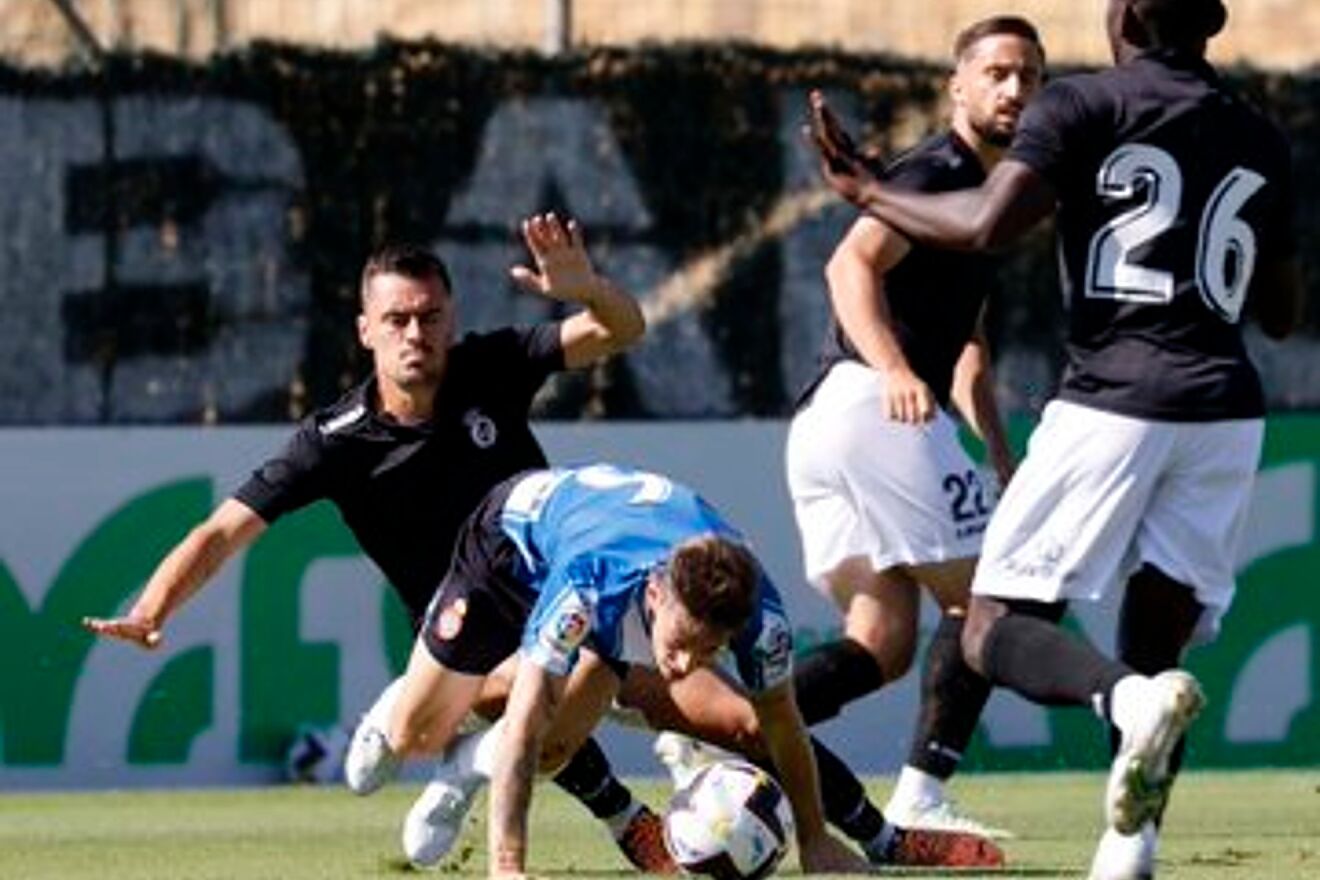 Pol Lozano, durante el encuentro contra la Balomp�dica Linense  RCDE