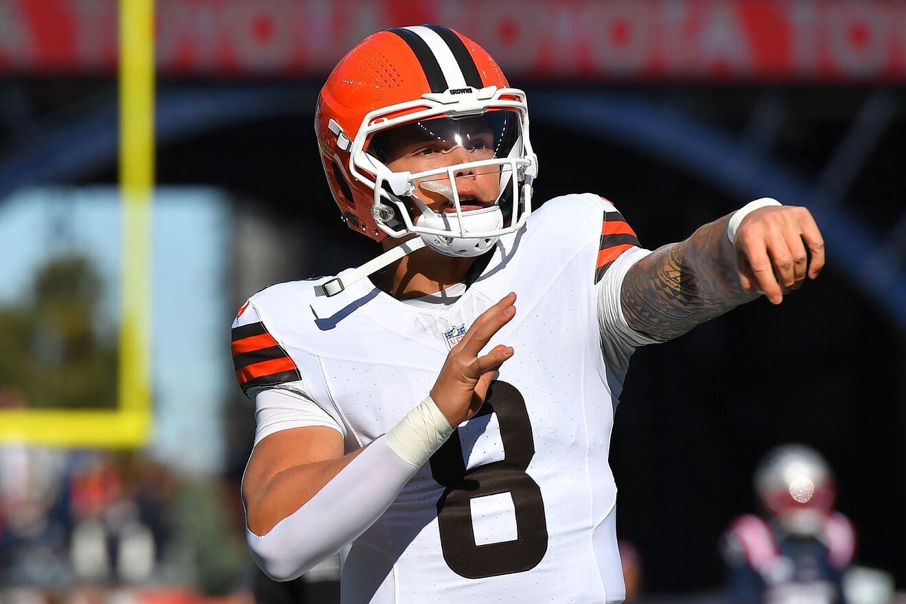 Dillon Gabriel throws a ball.