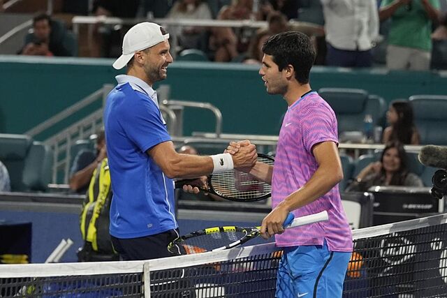 Carlos Alcaraz y Grigor Dimitrov se saludan en la red tras el partido