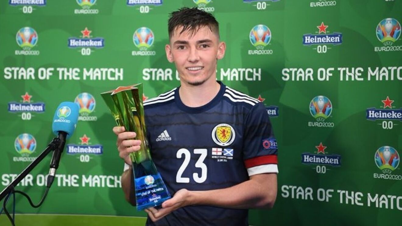 Billy Gilmour posa con el trofeo del MVP del partido ante Inglaterra.