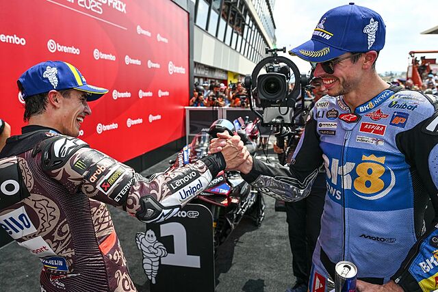 Marc y �lex M�rquez se felicitan.