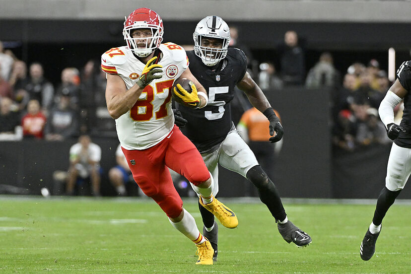 Taylor Swift fans go crazy after Travis Kelce gets into a brawl against  Raiders | Marca