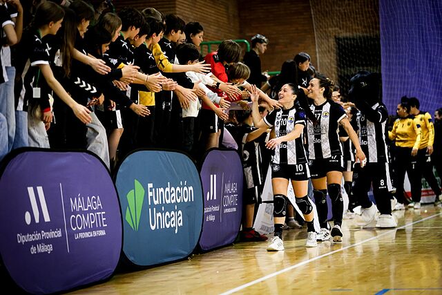 Las jugadoras del M�laga Costa del Sol saludan a su p�blico