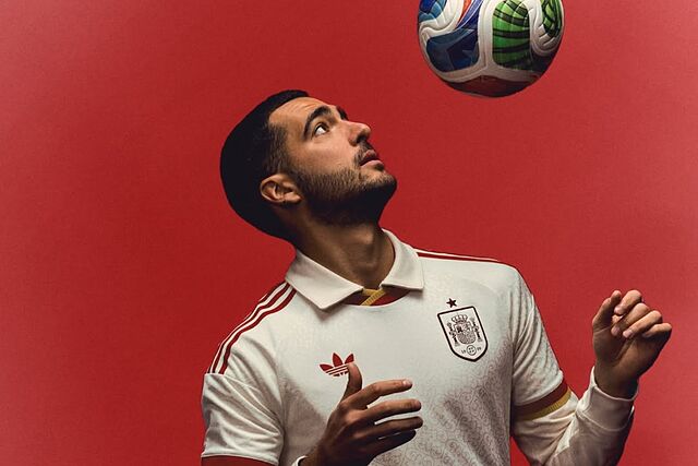 Mikel Merinocon la segunda equipación de España.