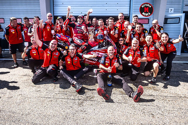 Grassilli, con la gorra de Michelin, junto a Marc M�rquez y todo Ducati.