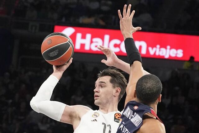 Mario Hezonja, defendido por Timoth� Luwawu-Cabarrot.
