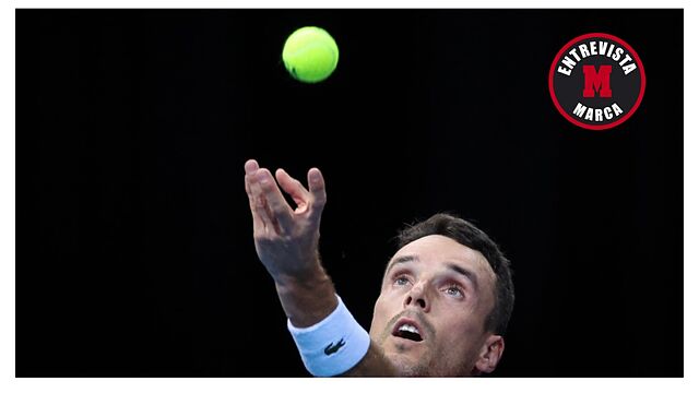 Bautista, en el momento del saque