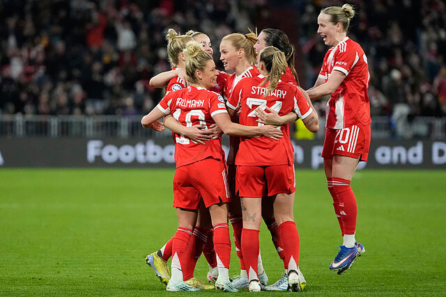Las jugadoras del Bayern celebran un gol ante el United en el Allianz Arena