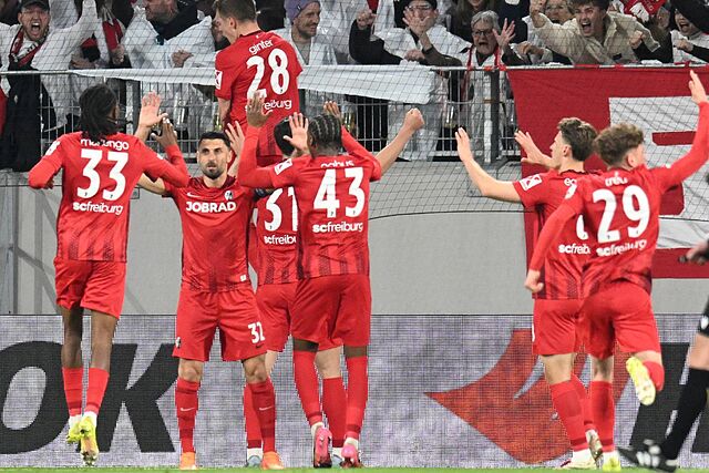 Los jugadores del Friburgo celebran un gol