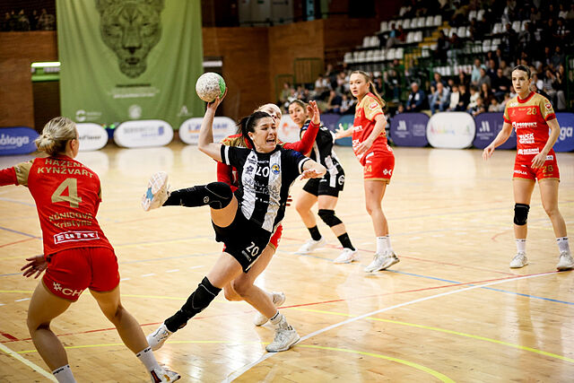 Una jugadora del Costa del Sol M�laga lanza a puerta en el partido frente al Hazena Kynzvart checo.