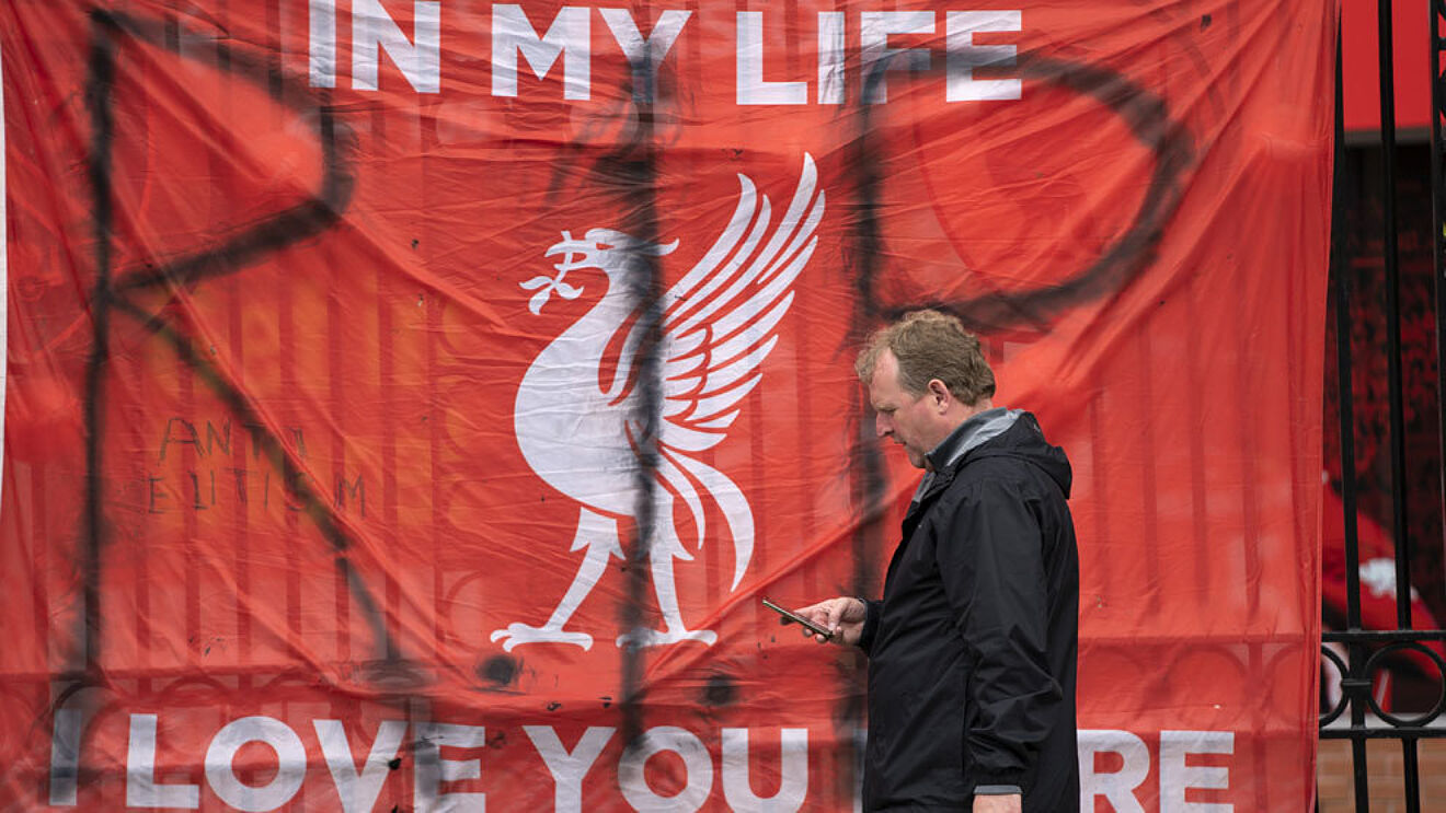 Liverpool fans protest at Anfield against American owners | Marca