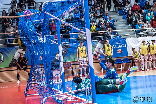 Jorge Carrasco se adelant� a Sch�tt para marcar el 3-2