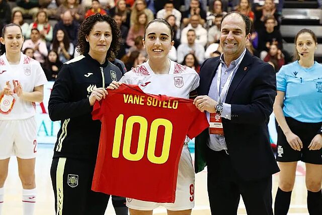Vane Sotelo jug� el jueves su partido 100 con Espa�a