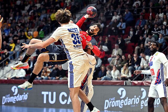 Ian Tarrafeta intenta lanzar contra la porter�a francesa