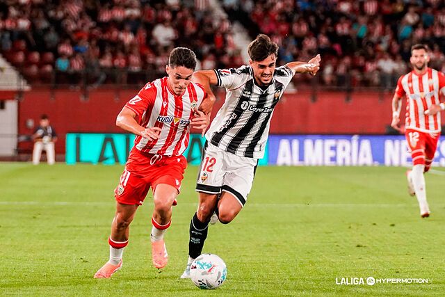 Sergio Arribas conduciendo la pelota en el partido ante el Castell�n.
