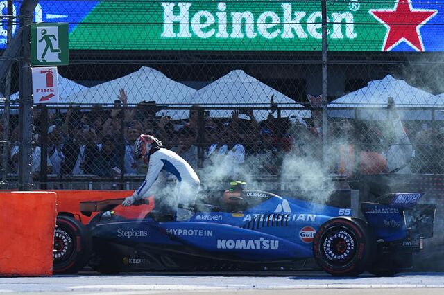 Sainz, saliendo del coche con humo en los discos de freno.