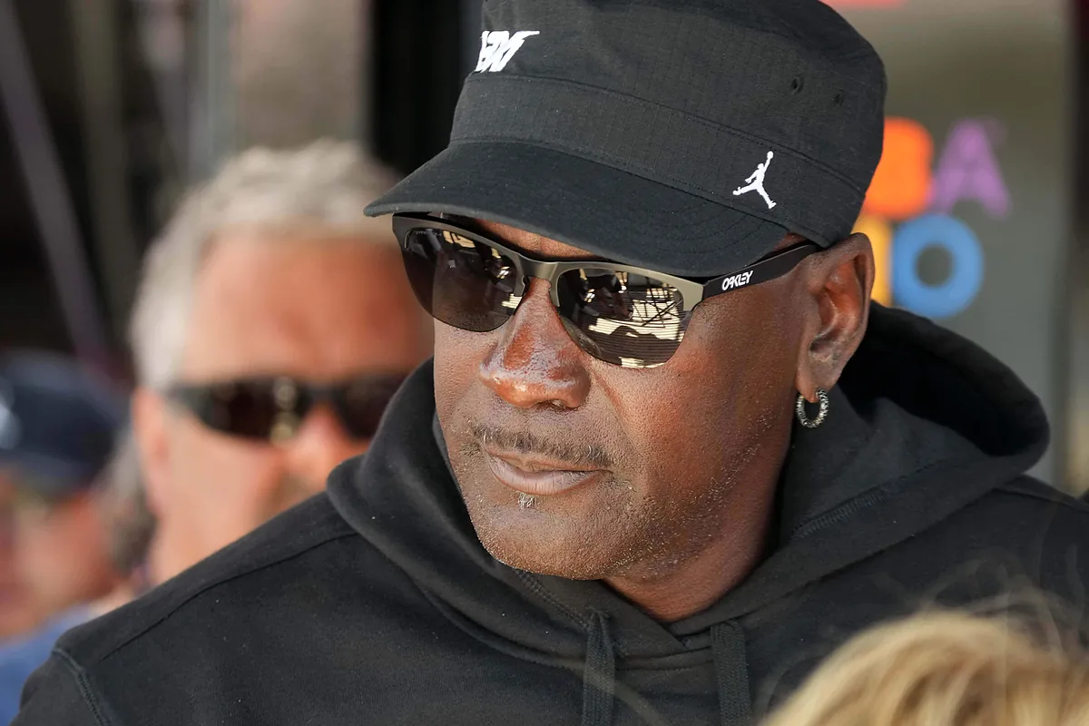 Michael Jordan's 'cursed' mansion in Chicago continues to cause problems: mysteriously off the market