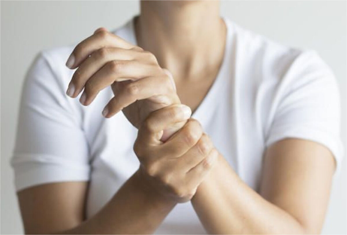 Manos Dormidas al Despertar: 8 Causas y Cuándo Preocuparse