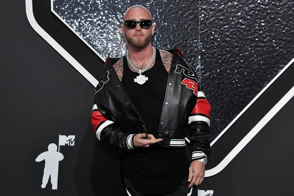 Tom Hanks' son gets stuck in Colombia, and fans can't stop making "Cast Away" jokes