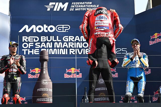 Marc M�rquez celebrando en el podio su victoria en San Marino.