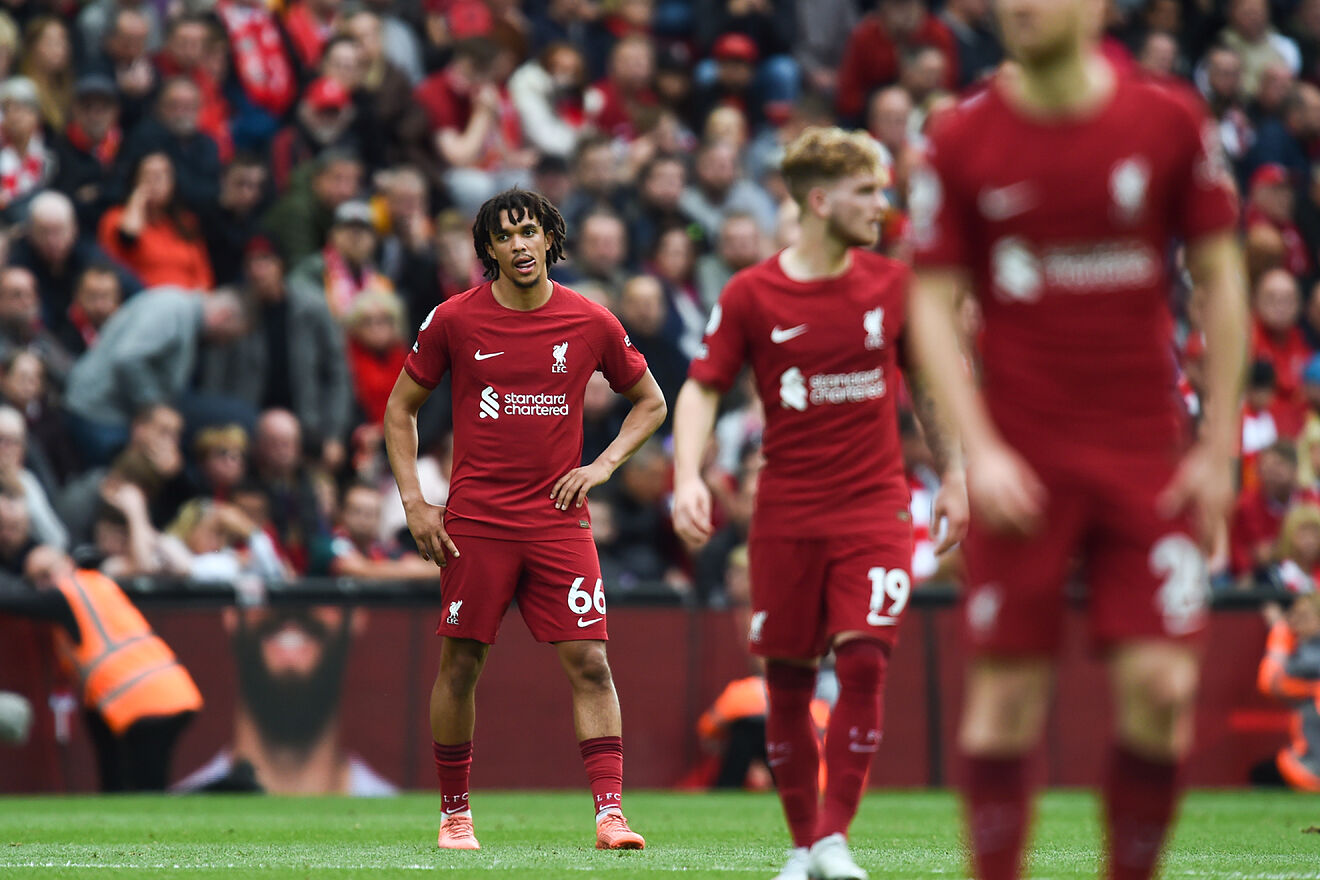 Alexander-Arnold se lamenta durante el partido del Livepool ante el...
